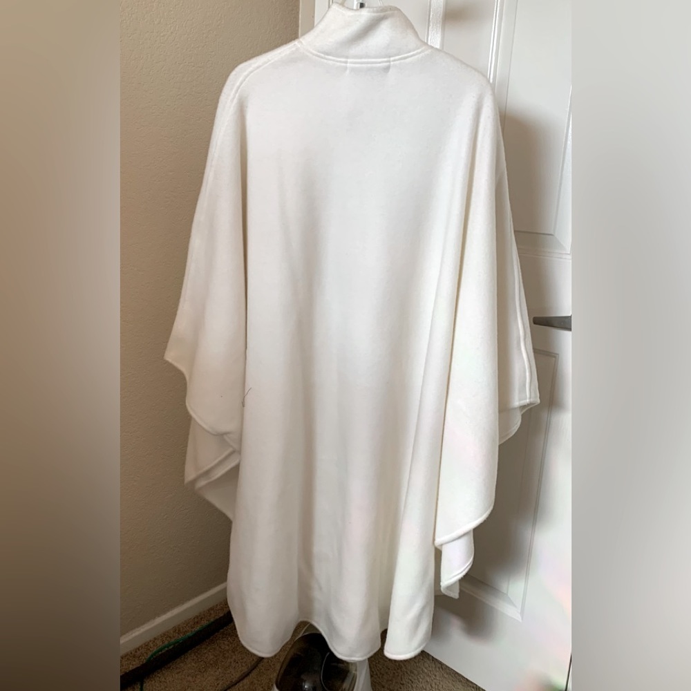 Amanda Smith Winter White Cape. 100% Polyester. Bought at Macy’s. New No tags - Picture 2 of 6